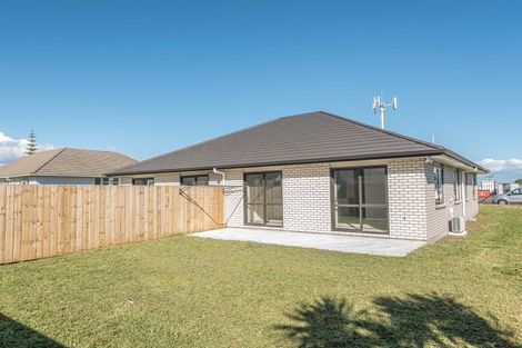 Photo of property in 6 Cross Street, Castlecliff, Wanganui, 4501