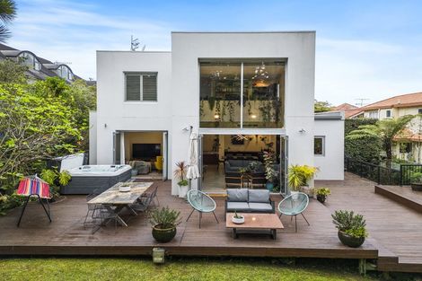 Photo of property in 11a Wernham Place, Northcote, Auckland, 0626