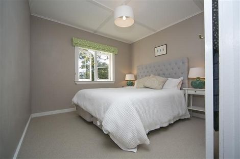 Photo of property in 4 Cleve Road, Green Bay, Auckland, 0604