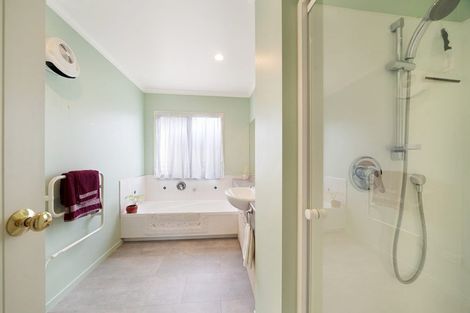 Photo of property in 4 Russett Grove, Henderson, Auckland, 0612