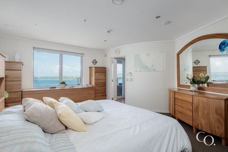 Photo of property in 72 Devonport Road, Tauranga, 3110