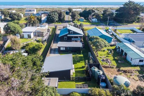 Photo of property in 6 Kent Avenue, Waitarere Beach, Levin, 5510