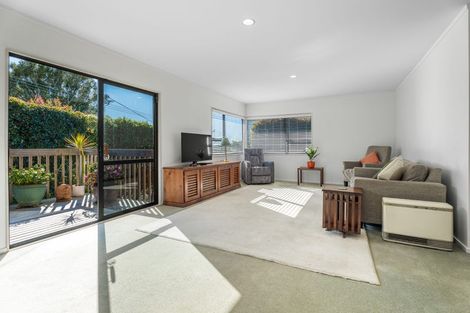 Photo of property in 2/71 Potter Avenue, Northcote, Auckland, 0627
