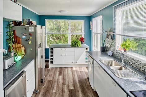 Photo of property in 27 Griffiths Grove, Newlands, Wellington, 6037