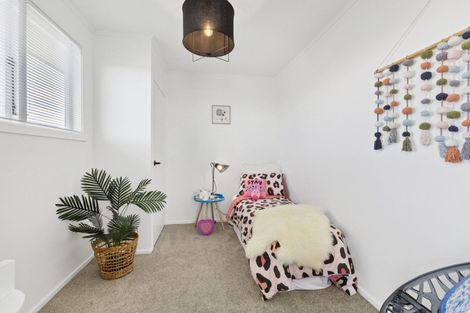 Photo of property in 32 Neil Avenue, Te Atatu Peninsula, Auckland, 0610