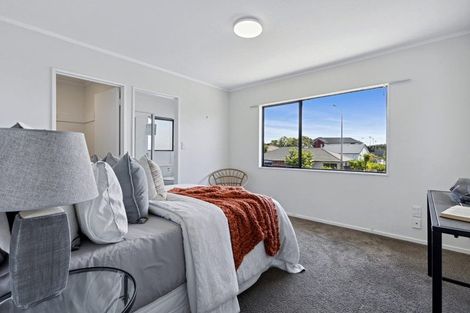 Photo of property in 2/48 Barbados Drive, Unsworth Heights, Auckland, 0632