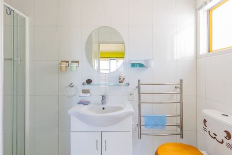 Photo of property in 5 Noeleen Street, Glenfield, Auckland, 0629