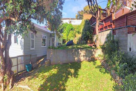 Photo of property in 27 Kellsmere Crescent, Island Bay, Wellington, 6023