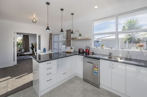 Photo of property in 98 Queen Street West, Levin, 5510