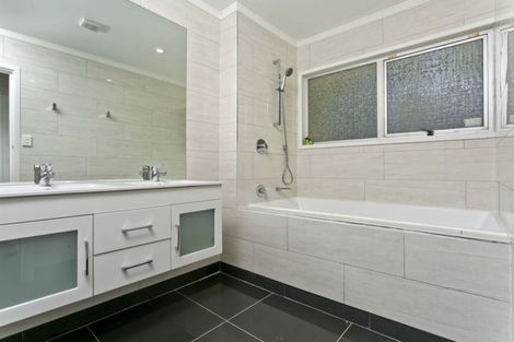 Photo of property in 8 Longwood Place, Forrest Hill, Auckland, 0620