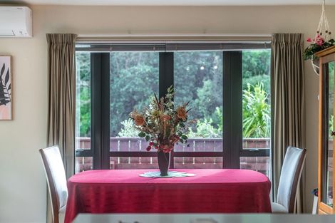 Photo of property in 7a Lyndfield Lane, Newlands, Wellington, 6037