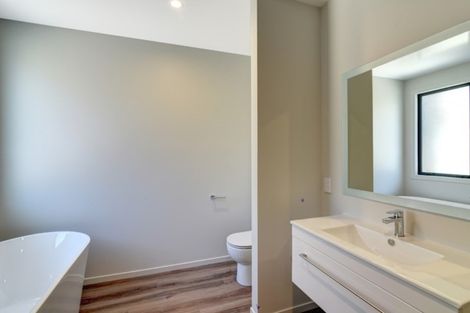 Photo of property in 16 Kinross Lane, Jacks Point, Queenstown, 9371