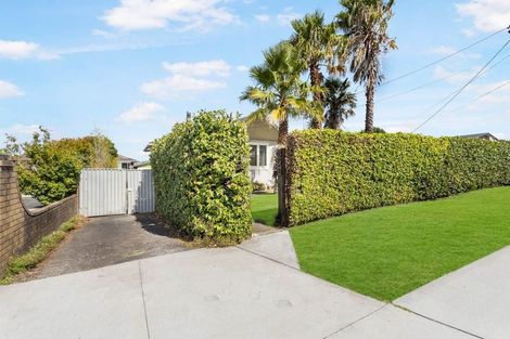 Photo of property in 11 Roberts Road, Te Atatu South, Auckland, 0610