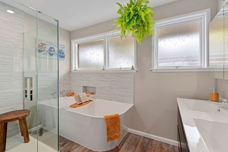 Photo of property in 43 Glenharrow Avenue, Avonhead, Christchurch, 8042