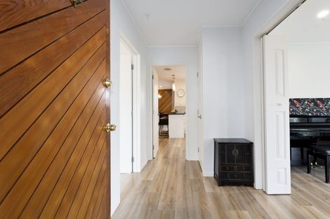 Photo of property in 14 Rhinevale Close, Henderson, Auckland, 0612
