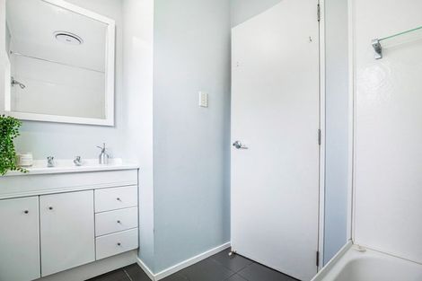 Photo of property in 2/1 Hatherlow Street, Glenfield, Auckland, 0629