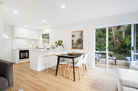 Photo of property in 9a/2 De Val Drive, Titirangi, Auckland, 0604