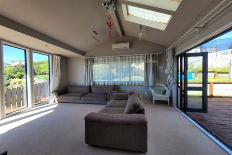 Photo of property in 28 Tamworth Crescent, Newlands, Wellington, 6037