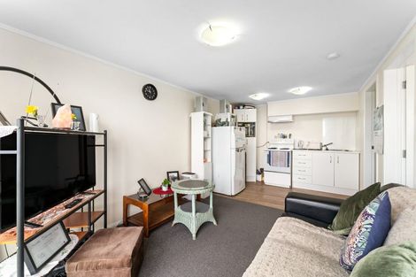 Photo of property in 6 Merville Avenue, Te Atatu South, Auckland, 0610