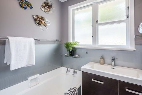 Photo of property in 4 Dunmail Way, Newlands, Wellington, 6037