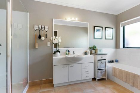 Photo of property in 4 Mullagh Place, East Tamaki Heights, Auckland, 2016