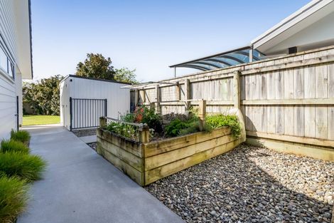 Photo of property in 6 Pebble Beach Court, Waiwhakaiho, New Plymouth, 4312