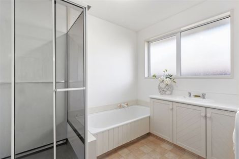 Photo of property in 64 Apsley Drive, Avonhead, Christchurch, 8042