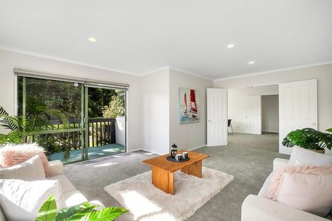 Photo of property in 4 De Havilland Drive, Goodwood Heights, Auckland, 2105