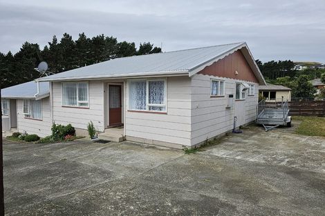 Photo of property in 6 Kingsbridge Place, Newlands, Wellington, 6037