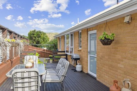 Photo of property in 49 Kakariki Grove, Waikanae, 5036