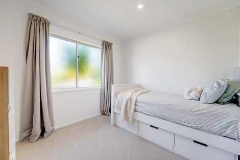 Photo of property in 1/39 Camrose Place, Glenfield, Auckland, 0629