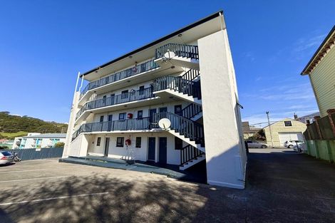 Photo of property in 8/52 Russell Terrace, Berhampore, Wellington, 6023