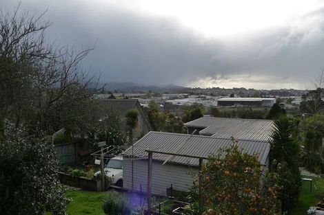 Photo of property in 4 Seymour Road, Sunnyvale, Auckland, 0612