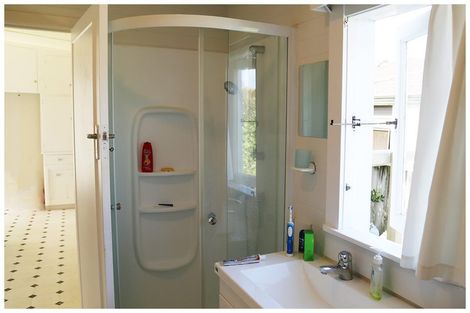 Photo of property in 4 Wolsley Avenue, Milford, Auckland, 0620