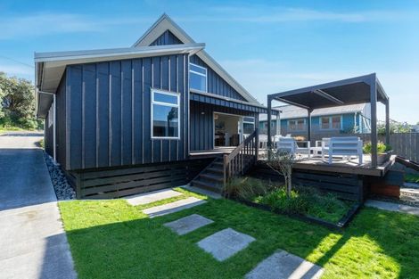 Photo of property in 6 Kent Avenue, Waitarere Beach, Levin, 5510