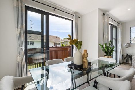 Photo of property in 49a Meadowood Drive, Unsworth Heights, Auckland, 0632