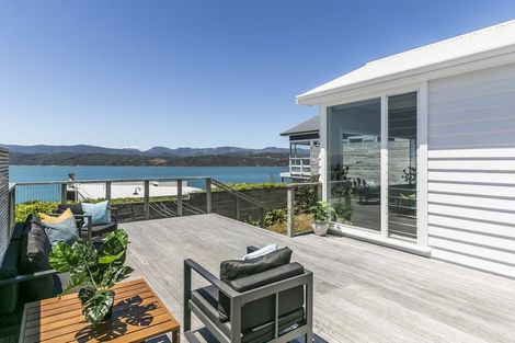 Photo of property in 114 Nevay Road, Karaka Bays, Wellington, 6022