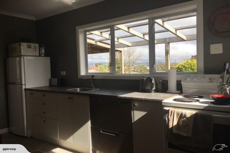 Photo of property in 10 Helga Crescent, Te Atatu Peninsula, Auckland, 0610