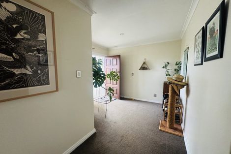 Photo of property in 19 Pinkerton Grove, Newlands, Wellington, 6037