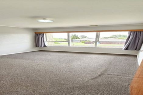 Photo of property in 3/2 Longbill Place, Glendene, Auckland, 0602