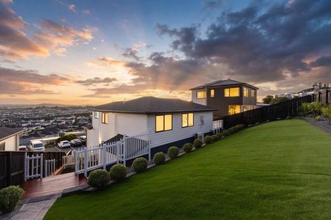 Photo of property in 17 Manawanui Way, Orewa, 0931