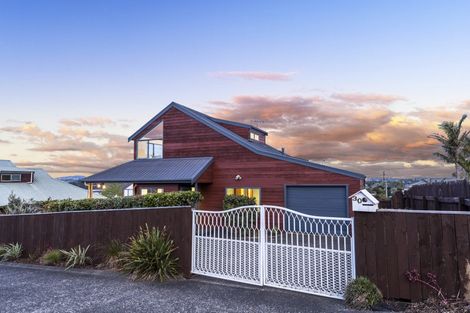 Photo of property in 30 Farquhar Road, Glendene, Auckland, 0602