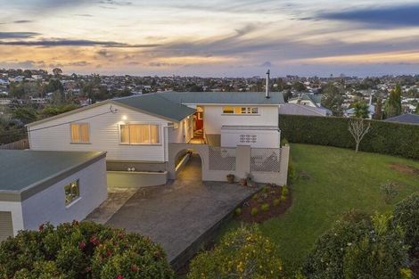 Photo of property in 12 Ross Avenue, Glenfield, Auckland, 0629