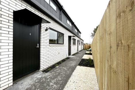 Photo of property in 4/12 Enderby Drive, Te Atatu Peninsula, Auckland, 0610