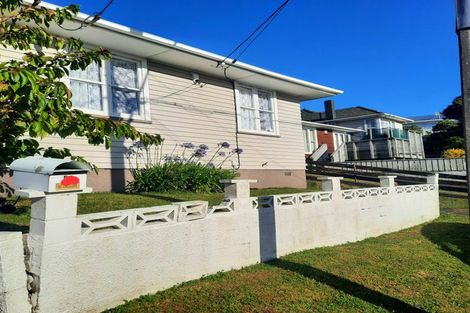 Photo of property in 56 Kenmore Street, Newlands, Wellington, 6037