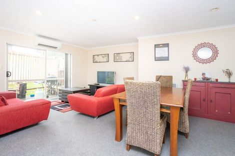 Photo of property in 20 Quincey Place, Massey, Auckland, 0614