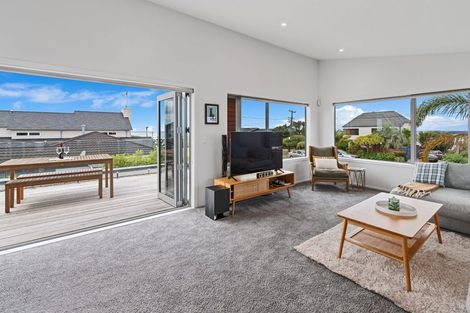 Photo of property in 18 Ridge Road, Waiake, Auckland, 0630