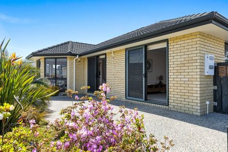 Photo of property in 37 Rivervale Grove, Stanmore Bay, Whangaparaoa, 0932