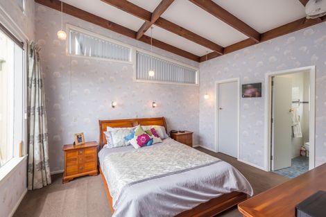 Photo of property in 20 Derrett Place, Saint Martins, Christchurch, 8022