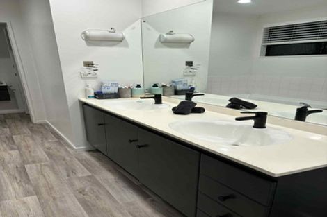 Photo of property in 2/81 Knights Road, Rothesay Bay, Auckland, 0630